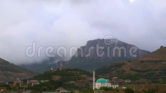 在灰色云层背景下的山脉乌云笼罩着山顶最佳类型的山脉视频的预览图