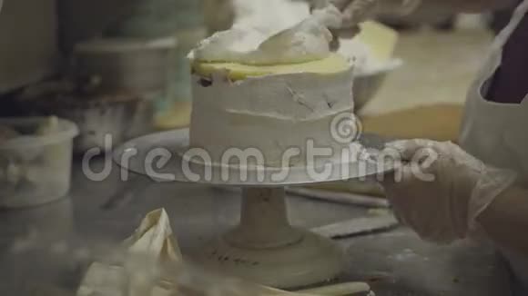 面包师在圆饼上涂霜视频的预览图