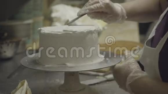 面包师用圆饼的质地结霜视频的预览图