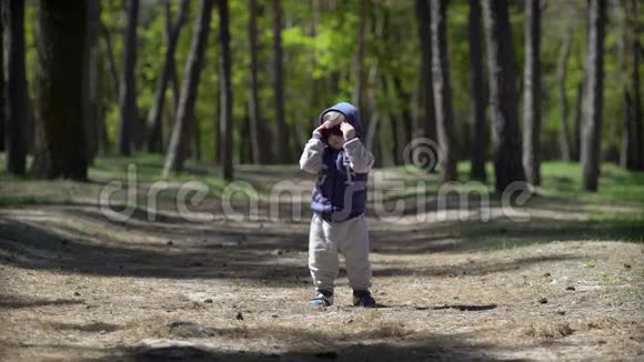 在春天公园孩子戴太阳镜视频的预览图