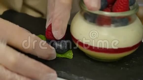雌性的手被浆果装饰把草莓放进酸奶里关门视频的预览图
