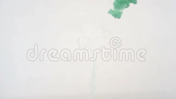彩色背景抽象水中的绿色墨水视频的预览图