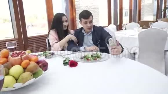 一对情侣在餐馆里用手机拍自拍股票视频视频的预览图