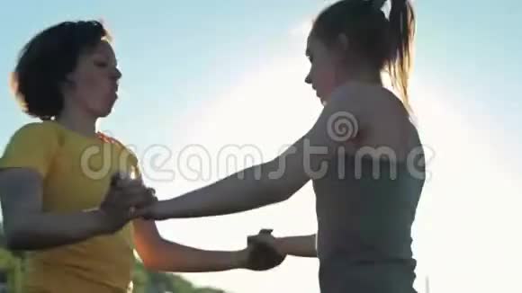 两个女孩训练跳跃运动视频的预览图