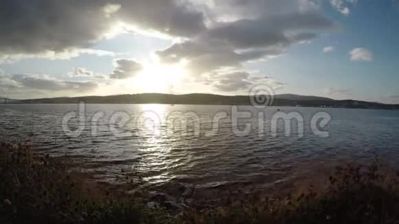 美丽的日落在特罗姆瑟市岛在夏末与蓝色峡湾视频的预览图