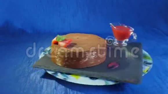 巧克力蛋糕搭配草莓一个深蓝色的背景蛋糕搭配三层不同的味道甜甜的高质量视频的预览图