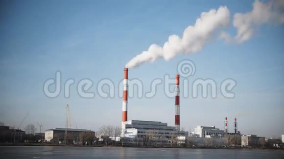 晴天吸烟发电厂红管白汽时间流逝视频的预览图