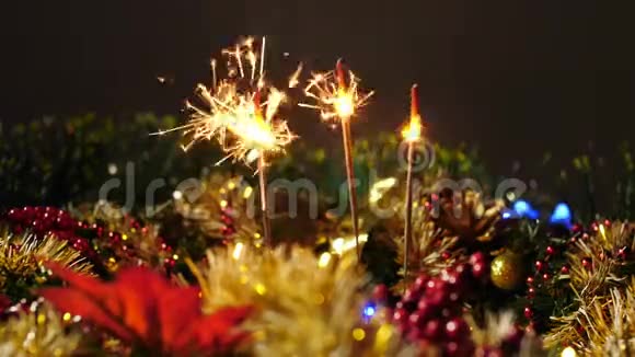 用花环在圣诞装饰的背景上燃烧孟加拉火视频的预览图