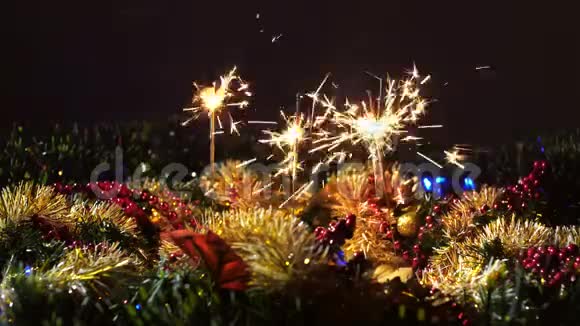 用花环在圣诞装饰的背景上燃烧孟加拉火视频的预览图