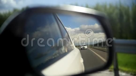 夏直路婚礼车队车后视镜中的路景视频的预览图