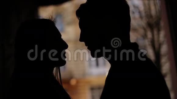 这对年轻夫妇在市中心的嘴边温柔地亲吻着对方视频的预览图