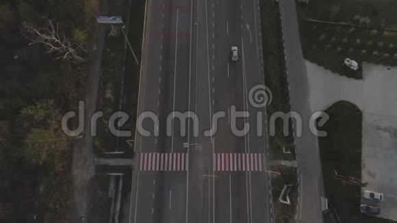在高速公路上驾车穿过乡村的空中景色视频的预览图