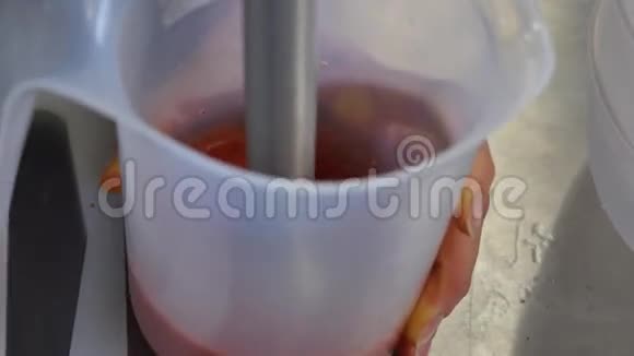 在搅拌机碗中压碎新鲜水果草莓把草莓揉碎视频的预览图