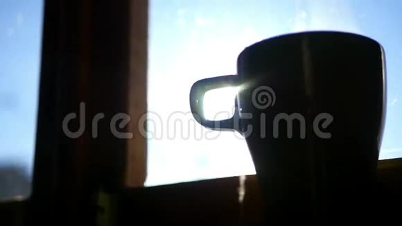 美味的一杯热茶站在窗台上在春天的阳光下高清1920x1080视频的预览图