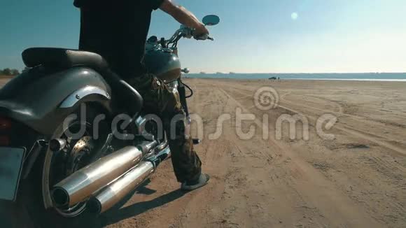 摩托车手沿着沙滩骑行比克骑摩托车穿过沙漠视频的预览图