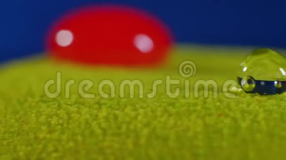 装饰釉以滴在蛋糕上的形式在抽象表面上滴红色镜面釉绿色蛋糕雨滴视频的预览图