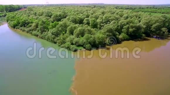 两条不同颜色的水的河流合并成一条大河空中景观4K飞越美丽的河流视频的预览图