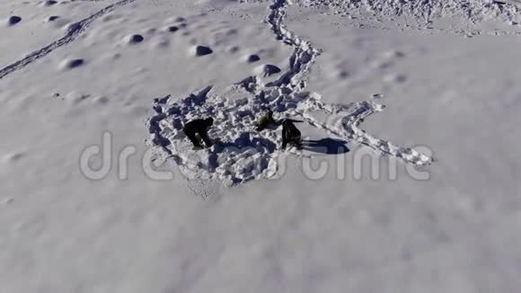 快乐的年轻家庭正在雪地里玩得很开心他们高兴地掉进了雪里一家人在一起很幸福视频的预览图