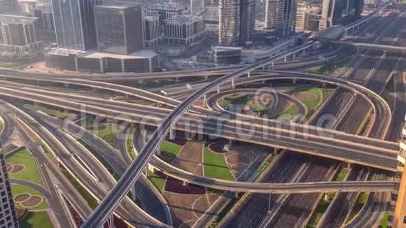 迪拜市区高速公路立交的空中晨景视频的预览图