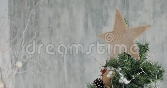 圣诞节和新年装饰圣诞树上的许多装饰品视频的预览图
