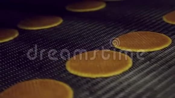 传送带糖果上的饼干视频的预览图