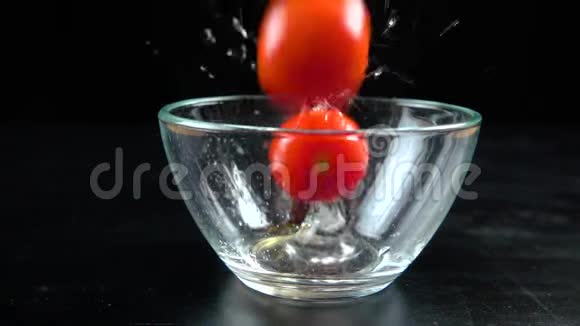 把樱桃番茄放在玻璃碗里慢动作视频的预览图