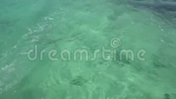 墨西哥坎昆加勒比海快速移动机动双体船后水面的小径夏日晴天视频的预览图