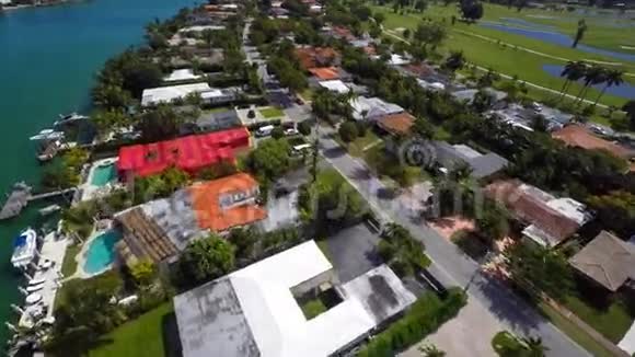 迈阿密海滩高尔夫球场和住宅的空中视频视频的预览图