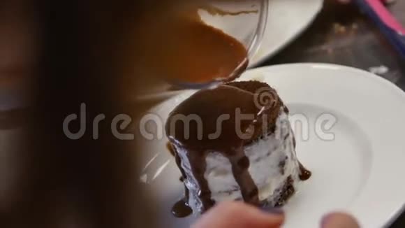 巧克力糖浆被浇在蛋糕上巧克力软糖被浇在蛋糕上视频的预览图