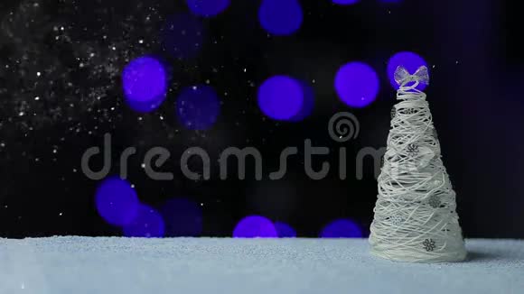雪夜里的圣诞树视频的预览图