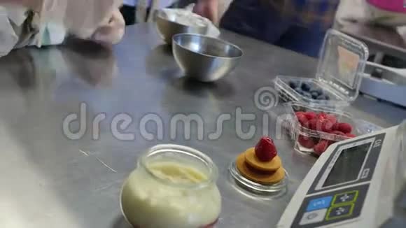 用树莓奶油做蛋糕的桌子视频的预览图