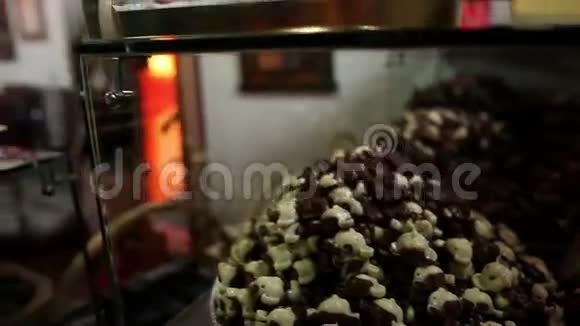 一个女人看着巧克力糖果的镜头视频的预览图