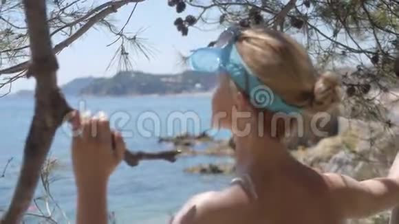 后景轻松的女人在暑假去海边旅行视频的预览图