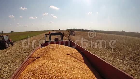 农业概念在实地工作的拖拉机视频的预览图