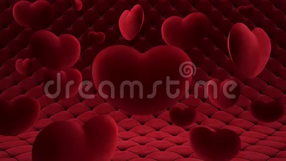红色天鹅绒心悬在一颗大心脏周围的空气中在一个平滑移动的被子表面的背景下视频的预览图