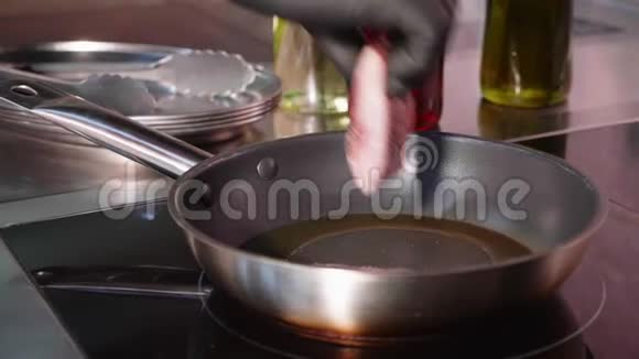 锅炸鱼慢动作在热气腾腾的煎锅上的罗班片视频的预览图