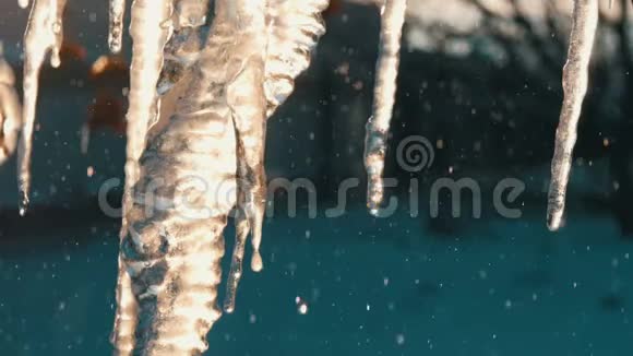 大量融化的冰柱在春天的阳光下闪闪发光视频的预览图