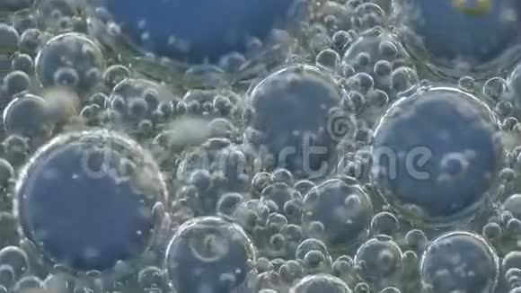 水中的蓝色气泡极端的宏观镜头视频的预览图