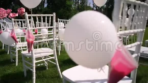 婚礼在开放的乡村夏天温暖的天气奇瓦里椅子视频的预览图