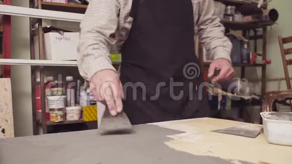老人用水泥覆盖木制表面视频的预览图