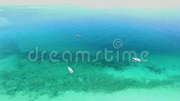海景顶景惊人的自然背景水的颜色和美丽的明亮带岩石的蔚蓝海滩视频的预览图