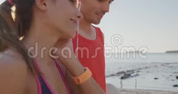 在海边散步的年轻夫妇视频的预览图
