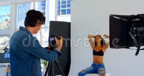 女模特在4k摄影棚拍照视频的预览图