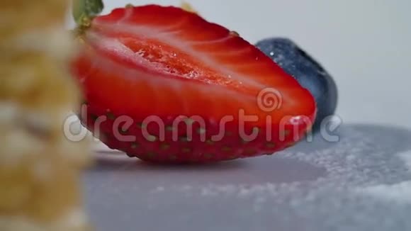 草莓和蓝莓在白色盘子和蛋糕上草莓和蓝莓放在白色的碗里视频的预览图