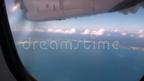 从海洋海岸的飞机窗口观看视频的预览图