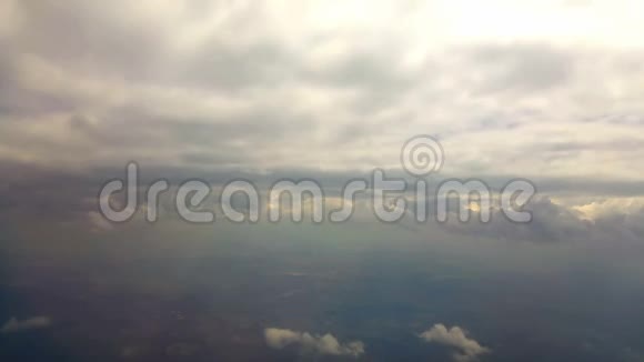从飞机窗口到陆地和天空的边界视频的预览图