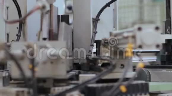 窗户工厂生产PVC的机械视频的预览图