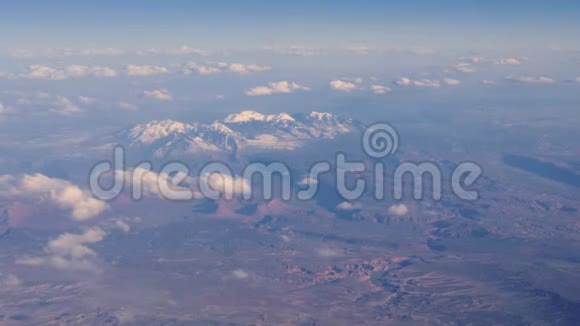在飞往美国拉斯维加斯的商业航班上飞越岩石山脉的窗口景色视频的预览图