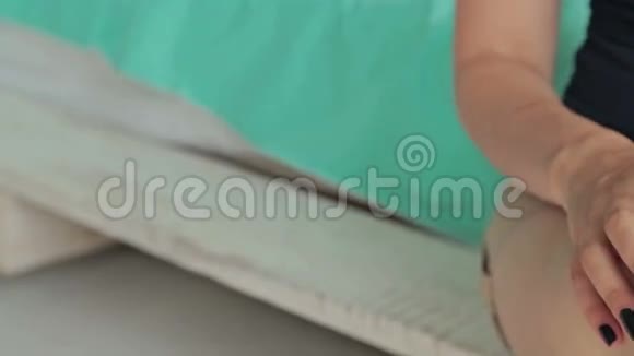 用数字平板电脑特写女人的手多利射击视频的预览图