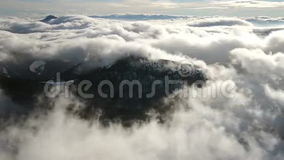美丽的波浪低云在冬天的群山中流动时间流逝视频的预览图